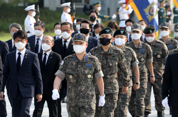 현충원 참배하는 합참의장