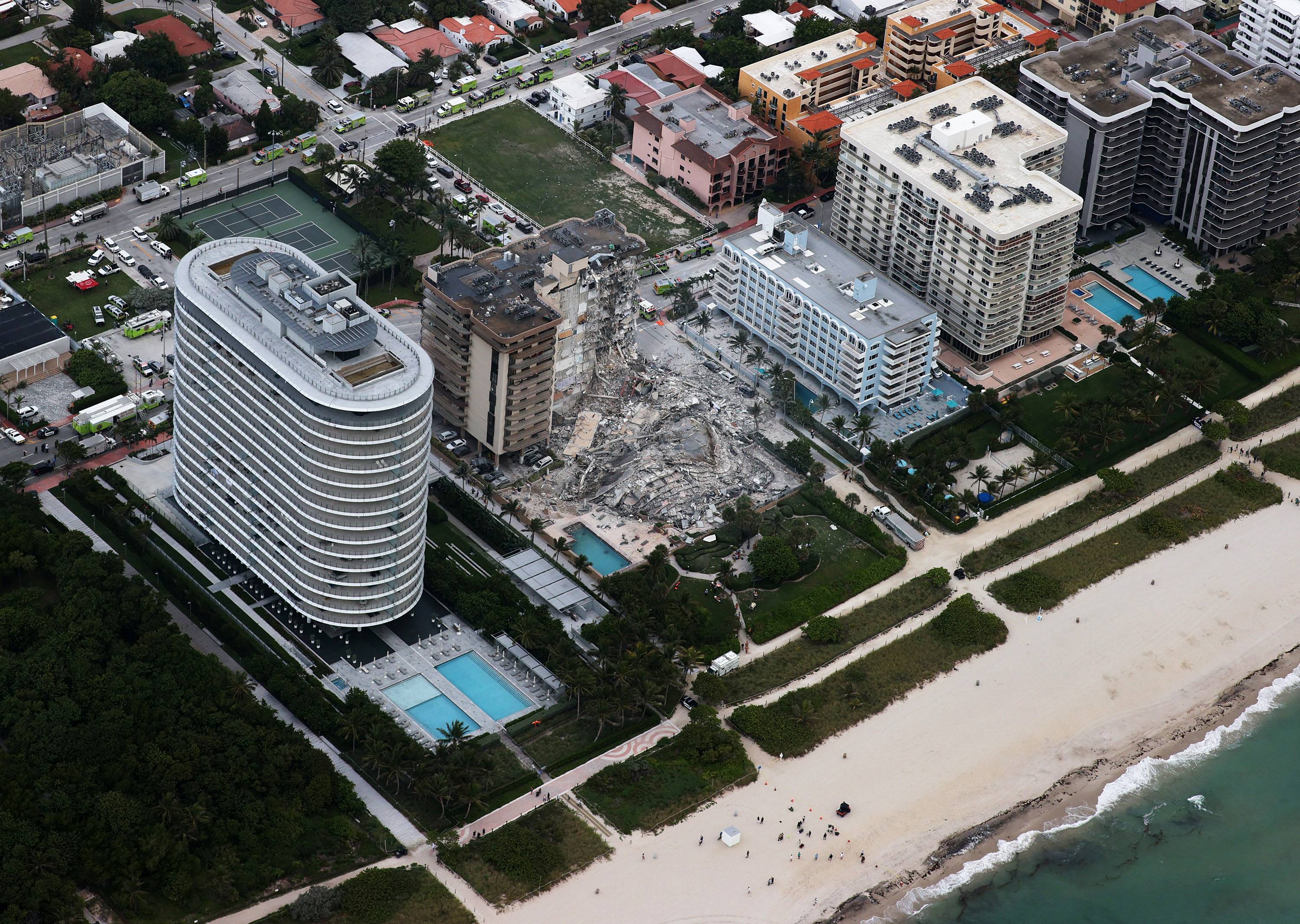 24일(현지시간) 미국 플로리다주 서프사이드에서 붕괴된 12층 주거용 건물 전경. 서프사이드 AFP 연합뉴스