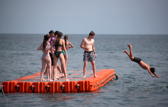 러시아의 피서객들이 24일(현지시간) 크라스노다르 시리우스 연방 영토의 흑해에서 물놀이하며 즐거운 시간을 보내고 있다. 타스 연합뉴스
