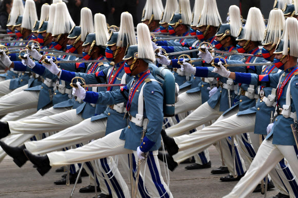 베네수엘라 군대가 24일(현지시간) 카라보보주 발렌시아의 카라보보 군사 캠프에서 열린 200주년 카라보보 전투 기념행사의 열병식 중 행진하고 있다. AFP 연합뉴스