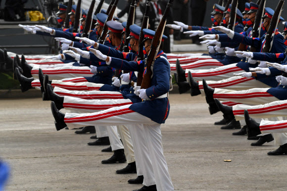 베네수엘라 군대가 24일(현지시간) 카라보보주 발렌시아의 카라보보 군사 캠프에서 열린 200주년 카라보보 전투 기념행사의 열병식 중 행진하고 있다. AFP 연합뉴스
