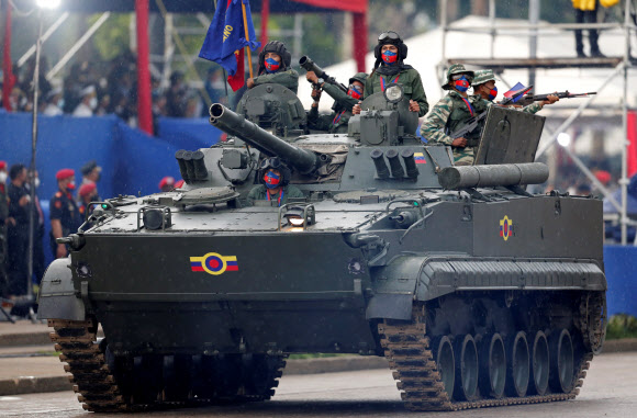Venezuelan soldiers take part in a military parade to celebrate the 200th anniversary of the Battle of Carabobo in Valencia, Venezuela, June 24, 2021. REUTERS/Leonardo Fernandez Viloria/2021-06-25 09:09:18/ <연합뉴스