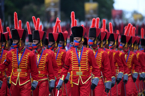 Venezuelan troops march during a military parade in the framework of the Carabobo Battle Bicentennial celebrations at the Carabobo military camp in Valencia, Carabobo state, on June 24, 2021. (Photo by Yuri CORTEZ / AFP)/2021-06-25 09:16:32/ <연합뉴스