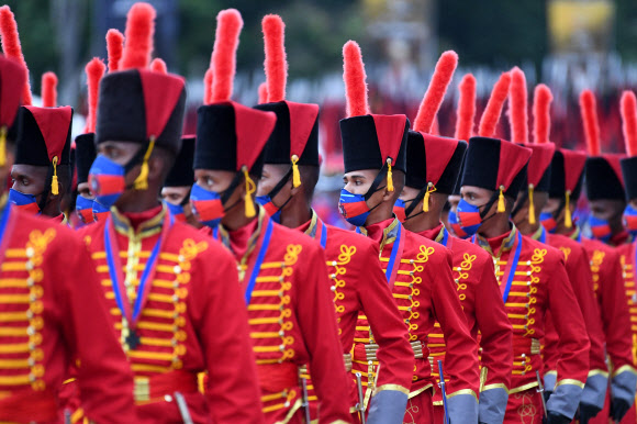 Venezuelan troops march during a military parade in the framework of the Carabobo Battle Bicentennial celebrations at the Carabobo military camp in Valencia, Carabobo state, on June 24, 2021. (Photo by Yuri CORTEZ / AFP)/2021-06-25 09:24:23/ <연합뉴스