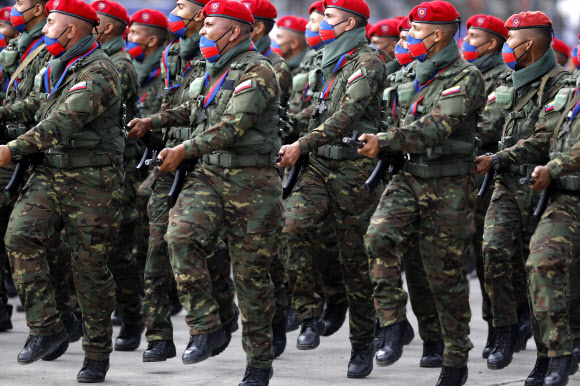 Soldiers march during the military parade marking the 200th anniversary of the battle of Carabobo in Carabobo, Valencia state, Venezuela, Thursday, June 24, 2021. The battle of Carabobo, on June 24, 1821, led by independence hero Simon Bolivar, was decisive in gaining Venezuela‘s independence from Spain. (AP Photo/Ariana Cubillos)/2021-06-25 09:53:32/ <연합뉴스