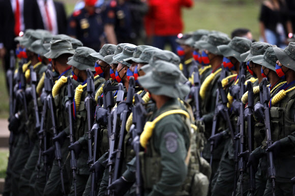 Soldiers march during the military parade marking the 200th anniversary of the battle of Carabobo in Carabobo, Valencia state, Venezuela, Thursday, June 24, 2021. The battle of Carabobo, on June 24, 1821, led by independence hero Simon Bolivar, was decisive in gaining Venezuela‘s independence from Spain. (AP Photo/Ariana Cubillos)/2021-06-25 09:43:36/ <연합뉴스