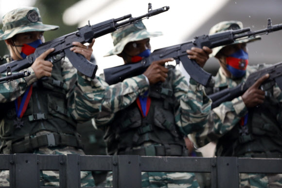 Soldiers aim their weapons aboard a truck during the military parade marking the 200th anniversary of the battle of Carabobo in Valencia, Carabobo state, Venezuela, Thursday, June 24, 2021. The battle of Carabobo, on June 24, 1821, led by independence hero Simon Bolivar, was decisive in gaining Venezuela‘s independence from Spain. (AP Photo/Ariana Cubillos)/2021-06-25 10:12:58/ <연합뉴스