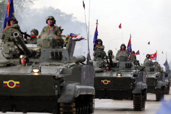 Armored vehicles drive during the military parade marking the 200th anniversary of the battle of Carabobo in Valencia, Carabobo state, Venezuela, Thursday, June 24, 2021. The battle of Carabobo, on June 24, 1821, led by independence hero Simon Bolivar, was decisive in gaining Venezuela‘s independence from Spain. (AP Photo/Ariana Cubillos)/2021-06-25 10:11:53/ <연합뉴스