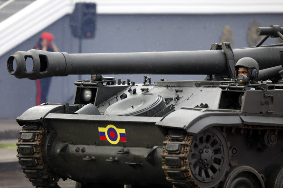 A self-propelled artillery piece drives during the military parade marking the 200th anniversary of the battle of Carabobo in Valencia, Carabobo state, Venezuela, Thursday, June 24, 2021. The battle of Carabobo, on June 24, 1821, led by independence hero Simon Bolivar, was decisive in gaining Venezuela‘s independence from Spain. (AP Photo/Ariana Cubillos)/2021-06-25 10:11:25/ <연합뉴스