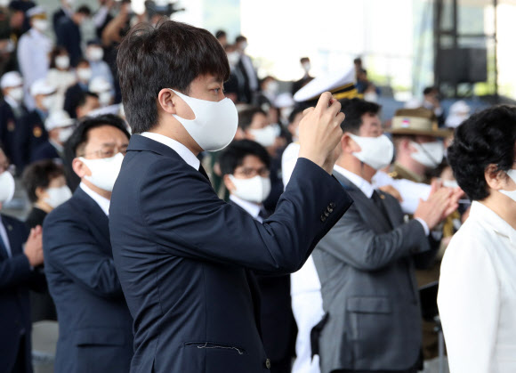 6.25전쟁 71주년 행사서 사진 찍는 이준석 대표