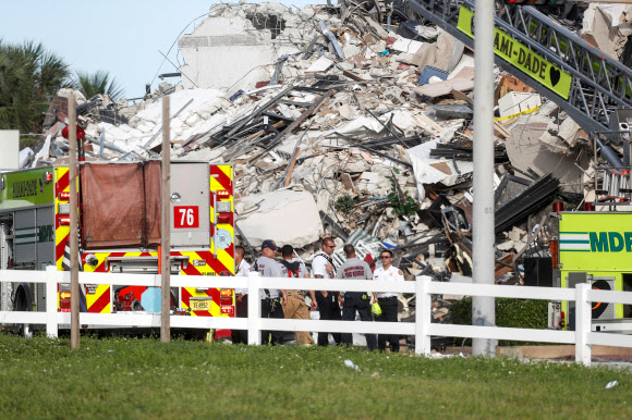 Emergency crew members search for missing residents in a partially collapsed building in Surfside, near Miami Beach, Florida, U.S., June 24, 2021.  REUTERS/Octavio Jones/2021-06-25 10:04:17/ <연합뉴스