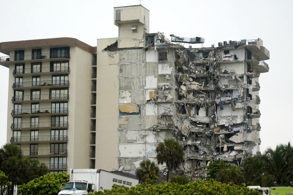 24일(현지시간) 붕괴된 미국 플로리다 서프사이드의 아파트. AP