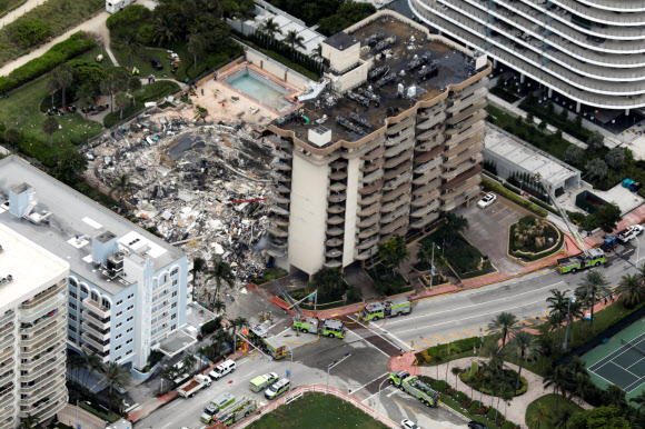An aerial view showing a partially collapsed building in Surfside near Miami Beach, Florida, U.S., June 24, 2021. REUTERS/Marco Bello/2021-06-25 07:01:54/ <연합뉴스