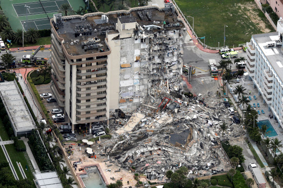 An aerial view showing a partially collapsed building in Surfside near Miami Beach, Florida, U.S., June 24, 2021. REUTERS/Marco Bello/2021-06-25 06:12:27/ <연합뉴스