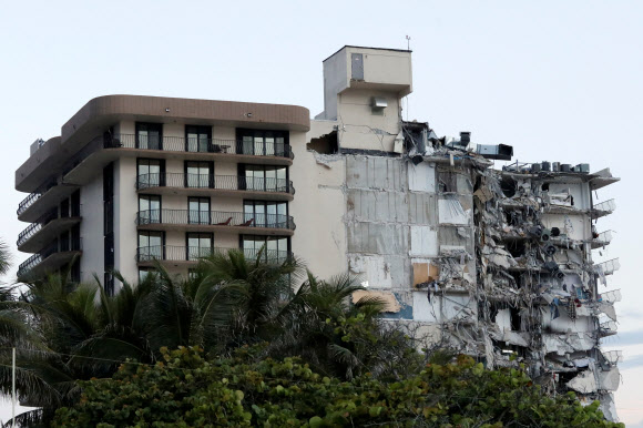 A building that partially collapsed is seen in Miami Beach, Florida, U.S., June 24, 2021. REUTERS/Marco Bello     TPX IMAGES OF THE DAY/2021-06-25 04:38:00/ <연합뉴스