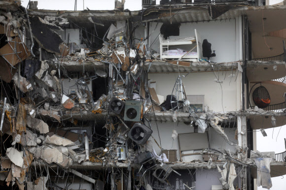 A building that partially collapsed is seen in Surfside near Miami Beach, Florida, U.S., June 24, 2021.  REUTERS/Octavio Jones/2021-06-25 03:56:15/ <연합뉴스