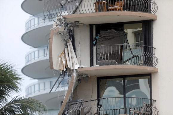 A building that partially collapsed is seen in Surfside, near Miami Beach Florida, U.S., June 24, 2021.  REUTERS/Octavio Jones/2021-06-25 03:44:28/ <연합뉴스