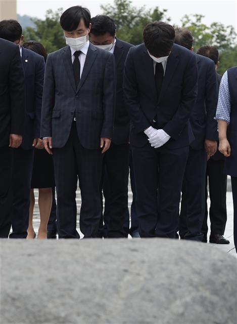 묵념하는 이준석?하태경