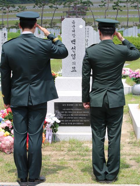 백선엽 장군 묘역 앞에서 거수경례