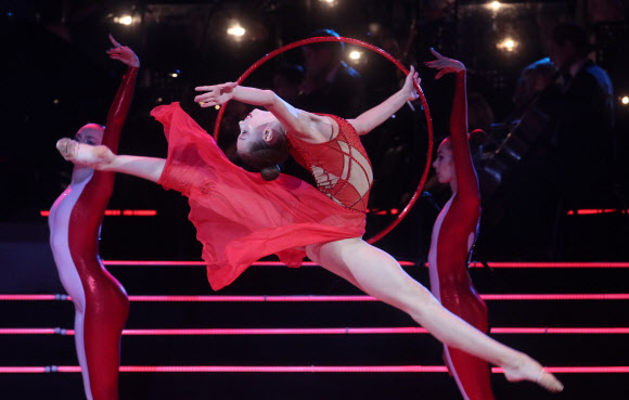 은퇴한 러시아 개인 리듬 체조선수 마리아 세르게바가 24일(현지시간) 러시아 모스크바의 이리나 비너-우즈마노바 체조 궁전에서 오페라와 스포츠 스타들의 갈라쇼에서 공연을하고 있다. 타스 연합뉴스