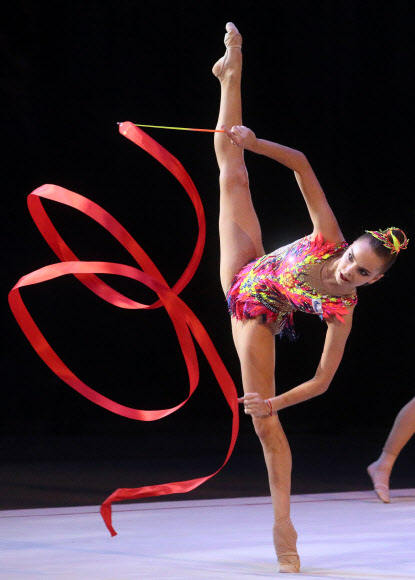 은퇴한 러시아 개인 리듬 체조선수 디나 아베리나가 24일(현지시간) 러시아 모스크바의 이리나 비너-우즈마노바 체조 궁전에서 오페라와 스포츠 스타들의 갈라쇼에서 공연을하고 있다. 타스 연합뉴스