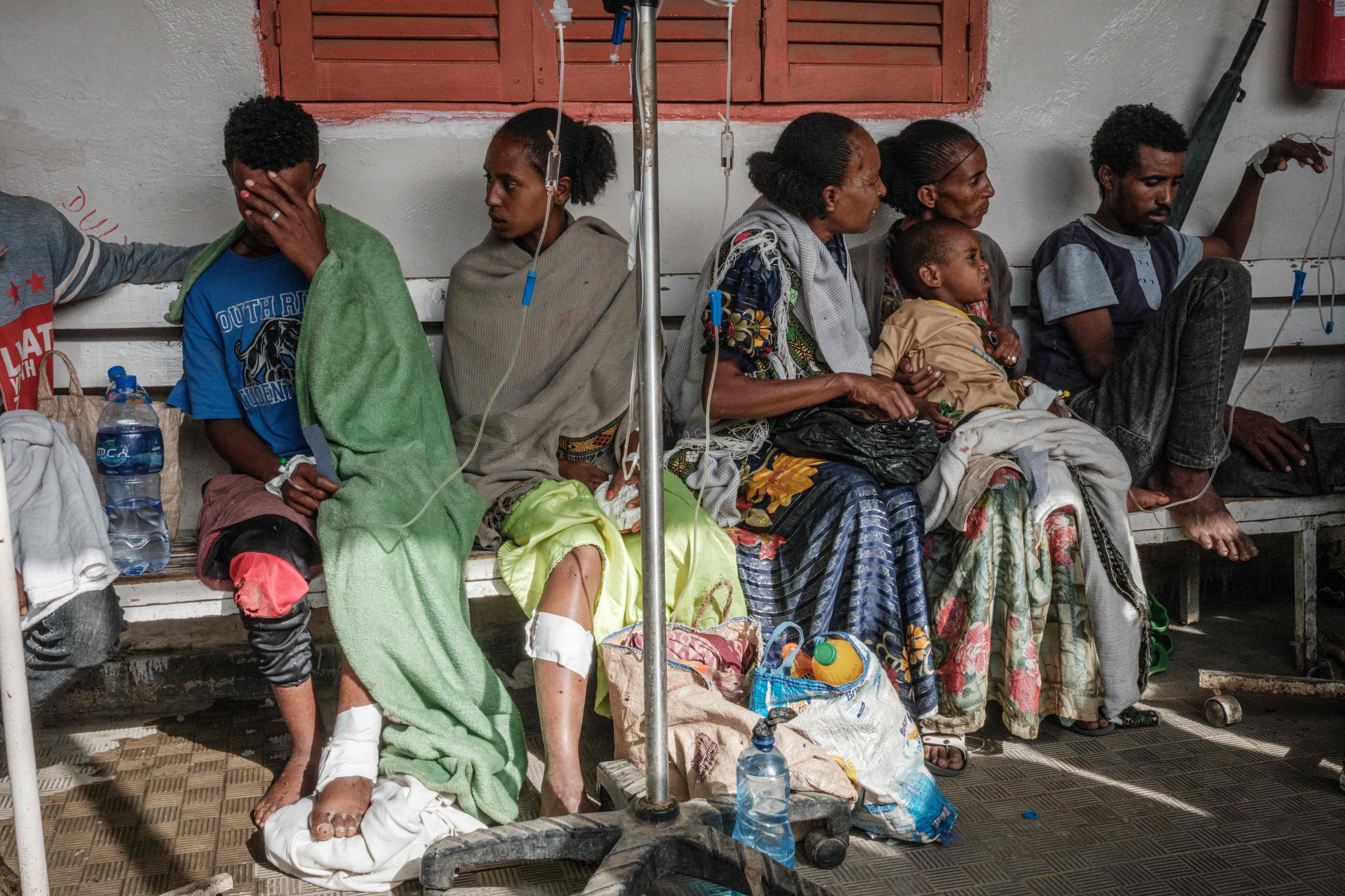 에티오피아 정부군이 메켈레의 토고가 시장을 공습한 24일(현지시간) 응급치료를 받은 민간인들이 근처 병원에 앉아 있다. 메켈레 AFP 연합뉴스