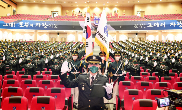 임관 선서하는 신임 장교들
