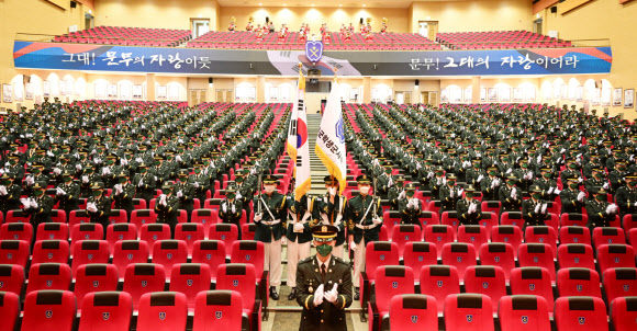 박수 치는 신임 장교들