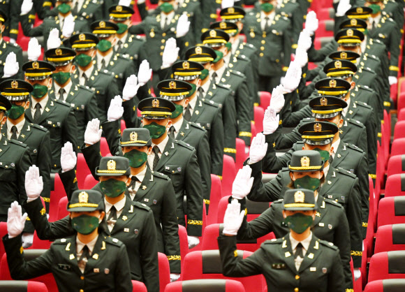 임관 선서하는 신임 장교들