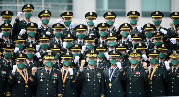 신임 장교들과 기념촬영 하는 남영신 육군참모총장