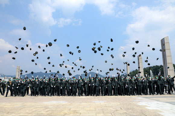 ‘임관을 기념하며’