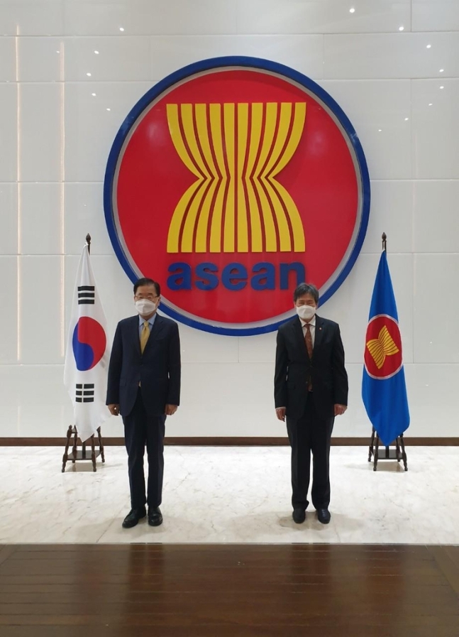 정의용 장관(왼쪽)과 림 족 호이 아세안 사무총장. 주아세안 한국대표부 제공