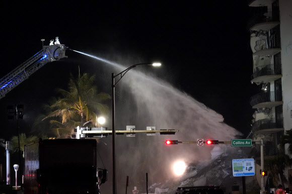 미 플로리다 서프사이드의 무너진 아파트에서 24일(현지시간) 밤 계속되는 구조 작업. AP