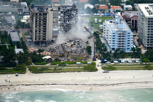 25일(현지시간) 구조 작업이 한창인 미국 플로리다 붕괴 아파트 전경. AP