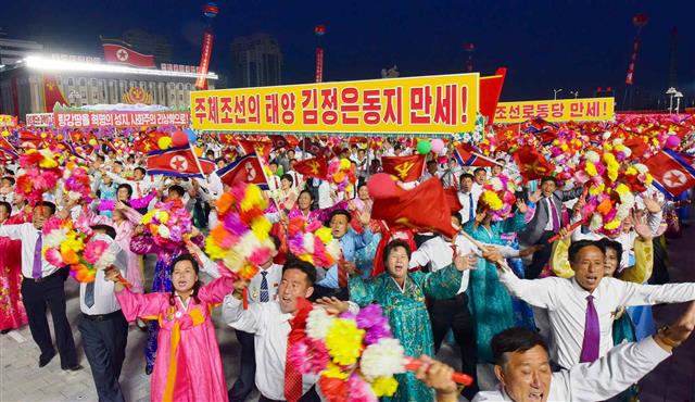 북한 노동당 기관지 노동신문은 26일 김정은 당 총비서에 대한 충성심을 다졌다. 신문은 당 중앙위원회 제8기 3차 전원회의에서는 김 총비서의 사색과 실천의 첫자리에 인민이 있다는 점을 다시 절감했다면서 “장엄한 진군길에서 다시 한번 영웅적 인민의 필승의 기상과 위용을 남김없이 떨치자”라고 촉구했다. 평양 노동신문 뉴스1