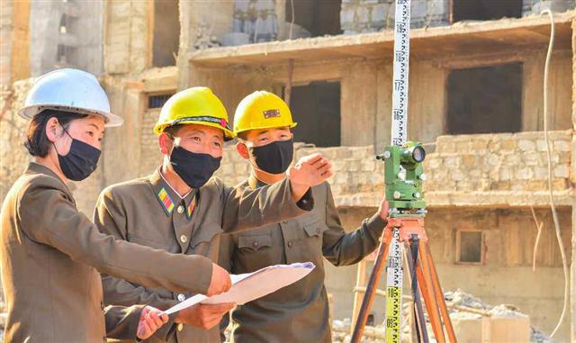 북한 노동당 기관지 노동신문은 26일 평양시 1만 세대 살림집(주택) 건설장을 조명했다. 신문은 혁명 군대의 위용을 떨치고 있는 군인건설자들이 “더욱 아름다워지고 웅장해질 우리 수도의 내일”을 그리고 있다고 전했다. 평양 노동신문 뉴스1