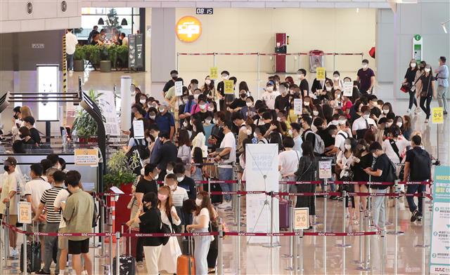 7월 사회적 거리두기 지역별 적용 방안 발표를 하루 앞둔 26일 오전 서울 강서구 공항동 김포국제공항 국내선 청사 출국장이 주말을 맞아 제주도로 떠나는 시민들로 북적이고 있다.  한편 정부는 새로 개편한 사회적 거리두기 지역별 적용 방안에 대해 지방자치단체의 의견을 취합 후 지자체와 공유하고 협의해 최종 조정 과정을 거쳐 오는 27일 발표하겠다고 밝혔다. 2021.6.26 뉴스1