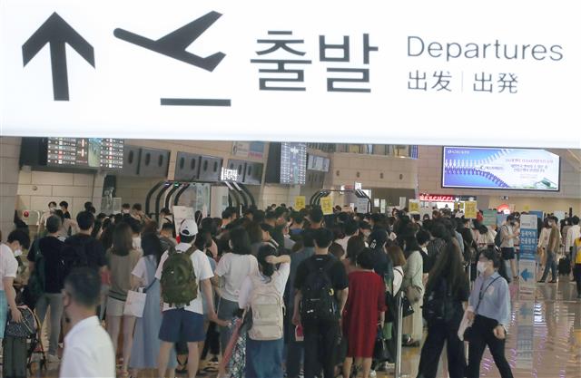 7월 사회적 거리두기 지역별 적용 방안 발표를 하루 앞둔 26일 오전 서울 강서구 공항동 김포국제공항 국내선 청사 출국장이 주말을 맞아 제주도로 떠나는 시민들로 북적이고 있다.  한편 정부는 새로 개편한 사회적 거리두기 지역별 적용 방안에 대해 지방자치단체의 의견을 취합 후 지자체와 공유하고 협의해 최종 조정 과정을 거쳐 오는 27일 발표하겠다고 밝혔다. 2021.6.26 뉴스1