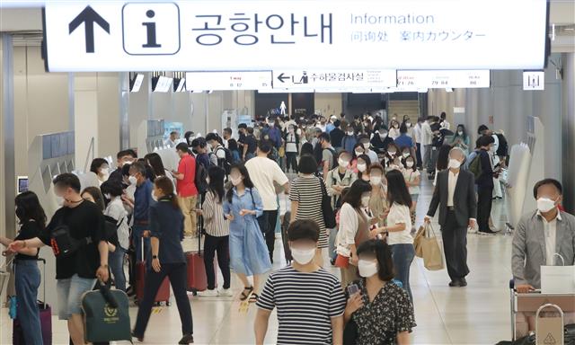 7월 사회적 거리두기 지역별 적용 방안 발표를 하루 앞둔 26일 오전 서울 강서구 공항동 김포국제공항 국내선 청사 출국장이 주말을 맞아 제주도로 떠나는 시민들로 북적이고 있다.  한편 정부는 새로 개편한 사회적 거리두기 지역별 적용 방안에 대해 지방자치단체의 의견을 취합 후 지자체와 공유하고 협의해 최종 조정 과정을 거쳐 오는 27일 발표하겠다고 밝혔다. 2021.6.26 뉴스1