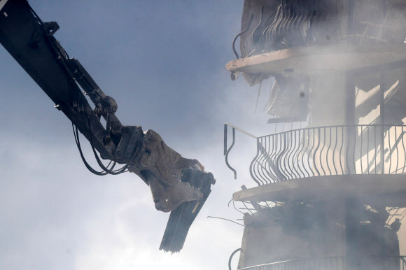 25일(현지시간) 미국 플로리다주 마이애미 비치 북쪽 서프사이드에 있는 12층 짜리 콘도 건물의 붕괴 모습. 로이터 연합뉴스