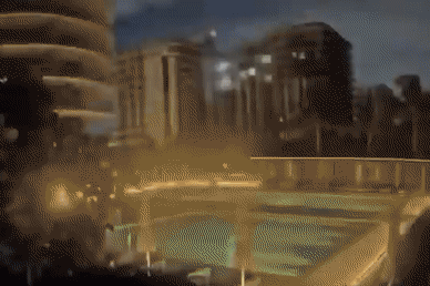 24일(현지시간) 미국 플로리다주 마이애미데이드카운티 서프사이드에서 오전 1시 30분쯤 12층짜리 챔플레인 타워 사우스 아파트 붕괴 당시 상황이 찍힌 영상.  폭스뉴스 캡처