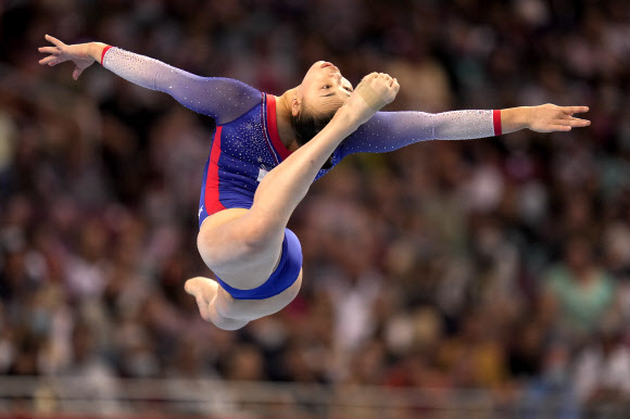 에밀리 리가 25일(현지시간) 미국 미주리주 세인트루이스에서 열린 도쿄올림픽 미국 체조 여자 대표 선발전 중 마루 종목에서 멋진 연기를 펼치고 있다. AP 연합뉴스