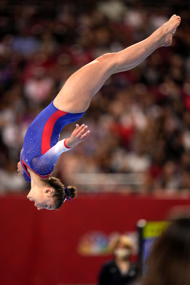 그레이스 맥컬럼이 25일(현지시간) 미국 미주리주 세인트루이스에서 열린 도쿄올림픽 미국 체조 여자 대표 선발전 중 마루 종목에서 멋진 연기를 펼치고 있다. AP 연합뉴스