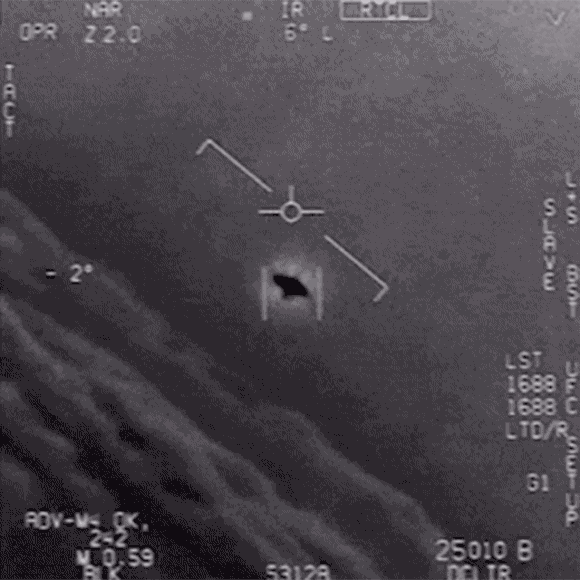 미 해군 조종사가 포착한 미확인 비행물체(UFO). 영상 속에서 조종사들은 비행물체가 강풍을 거슬러 비행하고 한 바퀴 회전하기도 하자 놀라움을 감추지 못했다.