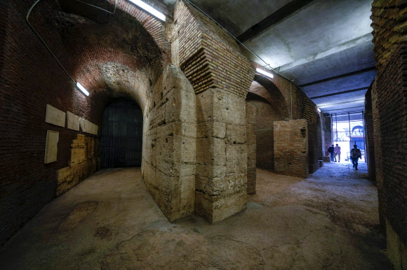 25일(현지시간) 이탈리아 로마에서 고대 원형경기장 콜로세움의 지하 공간이 복원 후 개방된 모습. 로마 AP 연합뉴스
