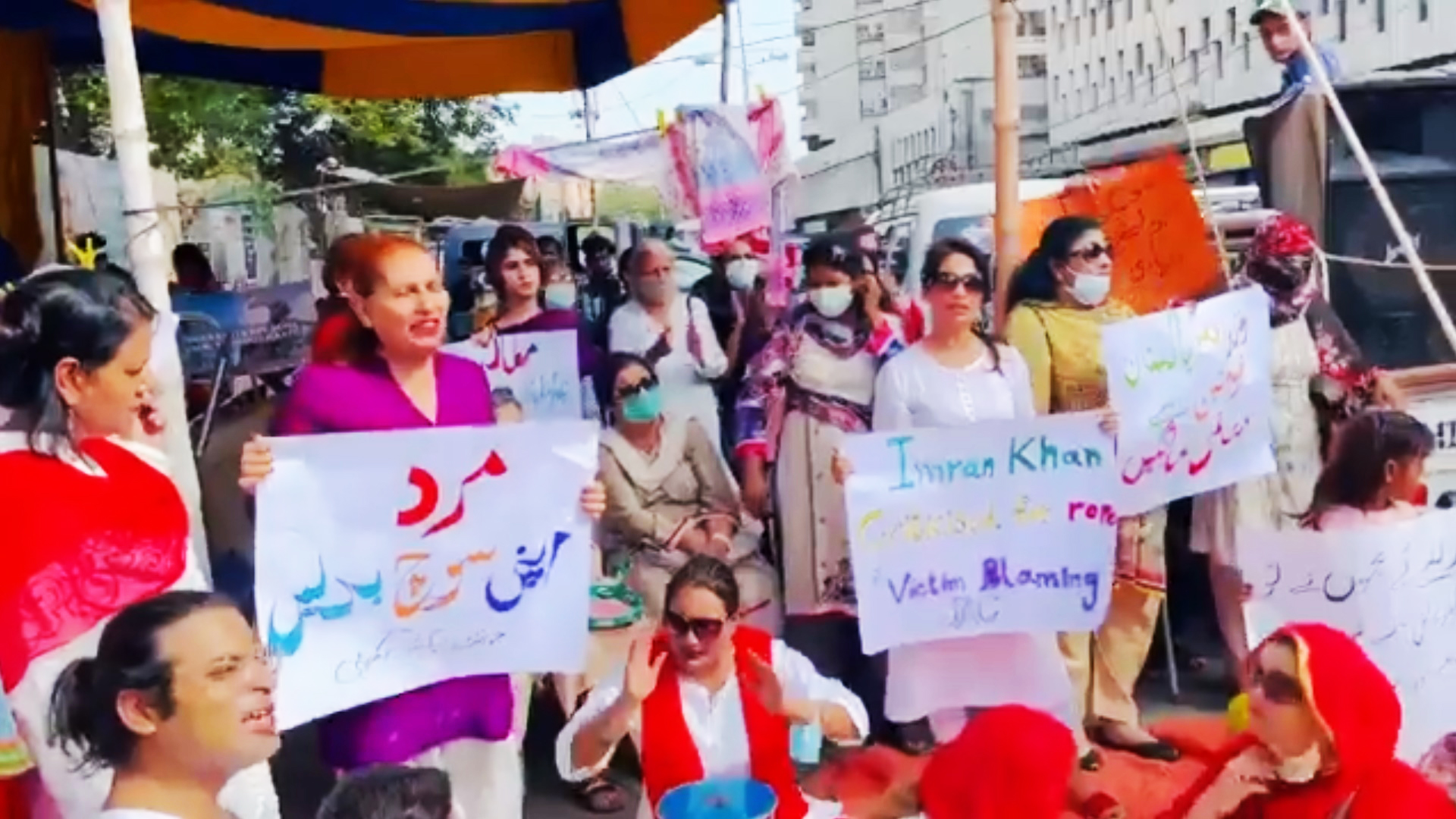 파키스탄 인권단체 회원들이 카라치 시내에서 집회를 갖고 성폭력이 증가하는 원인을 여성들의 노출 의상 때문이라고 말한 임란 칸 파키스탄 총리에게 사과를 요구하고 있다. 트위터 동영상 캡처