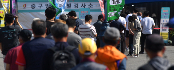 27일 서울역을 선별진료소를 찾은 시민들이 코로나19 검사를 받고 있다. 2021.6.27 박지환기자 popocar@seoul.co.kr