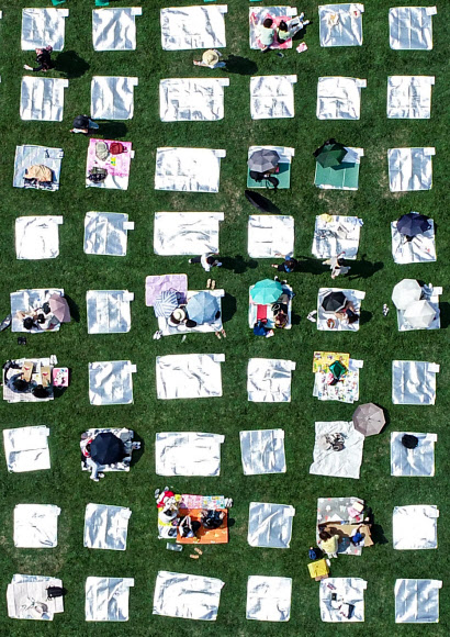 ‘오랜만에 야외 축제’ 거리두기 관람하는 시민들