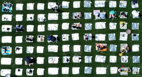 ‘오랜만에 야외 축제’ 거리두기 관람하는 시민들