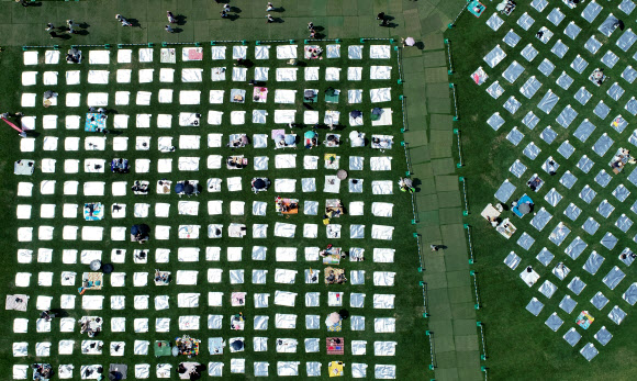 ‘오랜만에 야외 축제’ 거리두기 관람하는 시민들